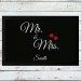 "Mr. & Mrs.": Persönliche Fußmatte schwarz mit Schriftzug bedruckt von Smyla.eu